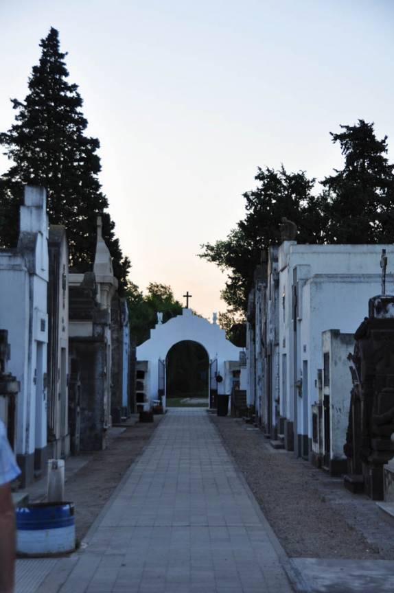 Passeio no cemitério em Villa Nueva, na Argentina